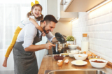 Có rất nhiều lợi ích của việc tự nấu nướng, chẳng hạn như giảm căng thẳng, giúp tinh thần sảng khoái, tiết kiệm kinh tế và giúp bữa ăn ngon miệng hơn,v.v. Ngoài ra, nấu ăn cho gia đình hay bạn bè cũng là một sợi dây để gắn kết tình cảm. (Ảnh: Shutterstock)