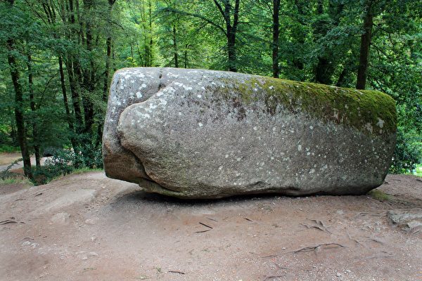 “Tảng đá run rẩy” trong rừng Huelgoat ở Pháp nặng đến 137 tấn, nhưng lại có thể dễ dàng lắc lư dao động. (Ảnh: Shutterstock)
