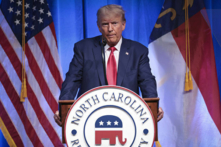 Tổng thống Trump chào khán giả sau bài diễn văn tại North Carolina hôm 10/06/2023. (Ảnh: Win McNamee/Getty Images)