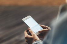 Các chuyên gia đã cung cấp nhiều dấu hiệu để giúp bạn có thể phán đoán điện thoại có bị tin tặc xâm nhập hay không. (Ảnh: Shutterstock)