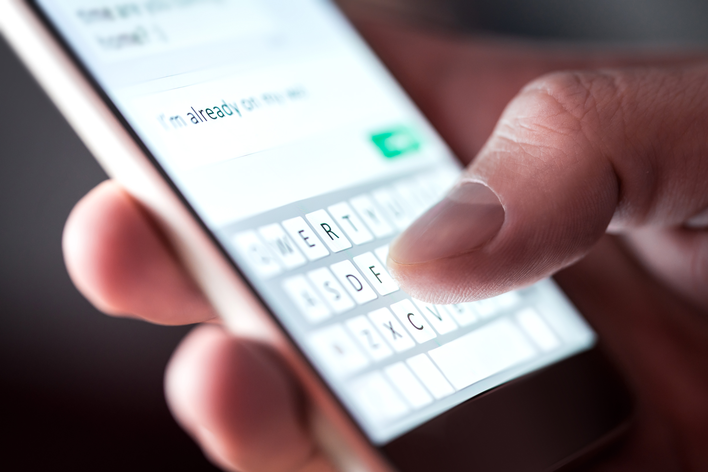 Những số điện thoại và tin nhắn lạ có thể là tin tặc đang sử dụng điện thoại của bạn để tiến hành liên lạc. (Ảnh: Shutterstock)