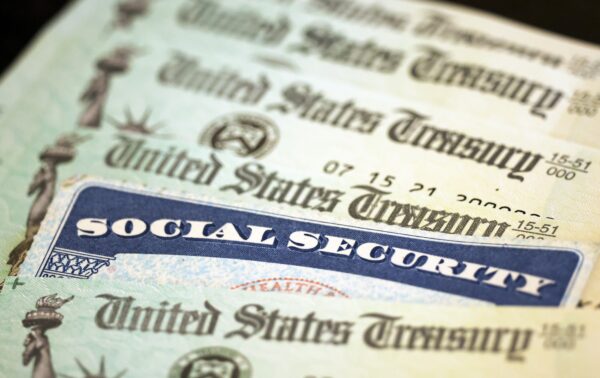 Thẻ An sinh xã hội đặt bên cạnh các tờ séc của Bộ Ngân khố Hoa Kỳ tại Hoa Thịnh Đốn vào ngày 14/10/2021. (Ảnh: Kevin Dietsch/Getty Images)