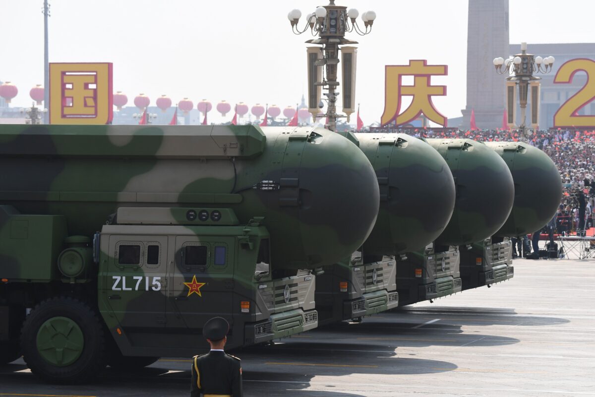 Hỏa tiễn đạn đạo xuyên lục địa có khả năng mang đầu đạn hạt nhân DF-41 của Trung Quốc được nhìn thấy trong một cuộc duyệt binh tại Quảng trường Thiên An Môn ở Bắc Kinh, vào ngày 01/10/2019. (Ảnh: Greg Baker/AFP qua Getty Images)