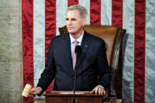 Chủ tịch Hạ viện Kevin McCarthy cầm búa sau khi ông đắc cử trong cuộc bỏ phiếu lần thứ 15 tại Tòa nhà Capitol Hoa Kỳ ở Hoa Thịnh Đốn hôm 07/01/2023. (Ảnh: Olivier Douliery/AFP qua Getty Images)