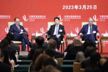 (Từ trái qua phải) ông Vu Bân (Yu Bin), Phó Giám đốc Trung tâm Nghiên cứu Phát triển của Quốc vụ Viện, ông Hàn Văn Tú (Han Wenxiu), Phó Giám đốc Điều hành của Văn phòng Tổng cục Tài chính Trung ương, ông Ray Dalio, người sáng lập Bridgewater Associates LP, trong Diễn đàn Phát triển Trung Quốc 2023 tại Nhà khách Quốc gia Điếu Ngư Đài hôm 25/03/2023, tại Bắc Kinh, Trung Quốc. (Ảnh: Lintao Zhang/Getty Images)