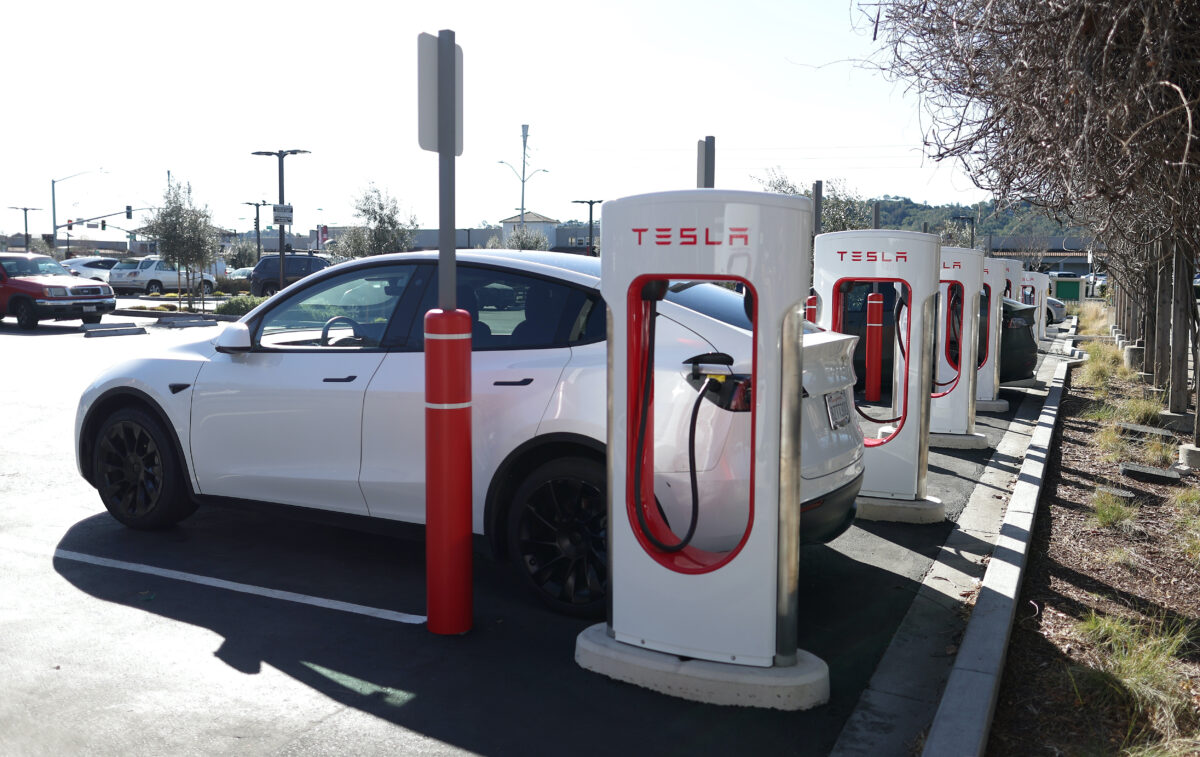 Trạm sạc Tesla ở San Rafael, California, hôm 15/02/2023. (Ảnh: Justin Sullivan/Getty Images)