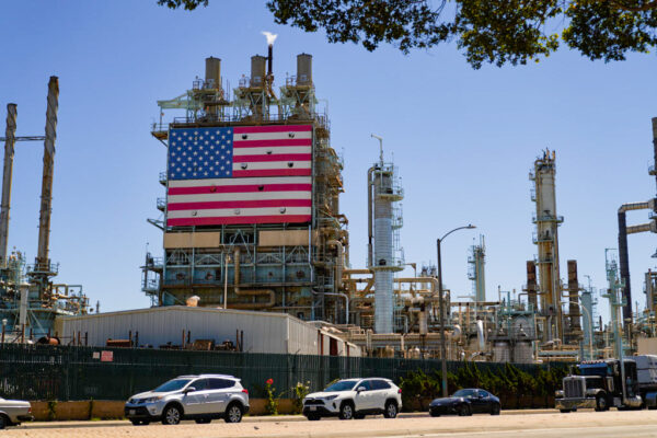 Một nhà máy lọc dầu treo cờ Mỹ ở Wilmington, California, hôm 21/09/2022. (Ảnh: Allison Dinner/Getty Images)