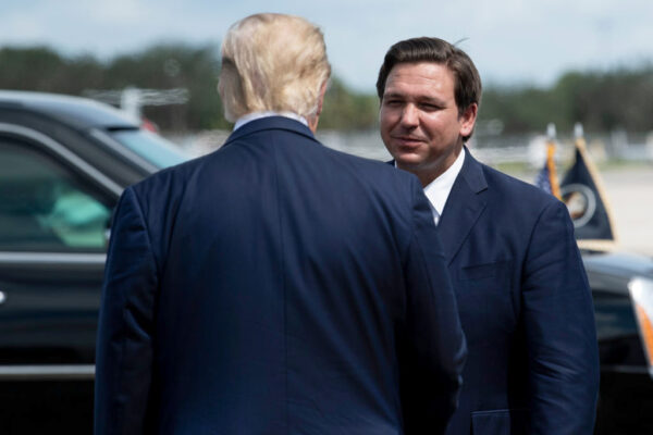 Tổng thống Donald Trump được Thống đốc Florida Ron DeSantis chào đón tại Phi trường Quốc tế Tây Nam Florida vào ngày 16/10/2020. (Ảnh: Brendan Smialowski /AFP qua Getty Images)