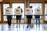 Người Mỹ bỏ phiếu tại địa điểm bỏ phiếu của Vườn bách thảo Olbrich ở Madison, Wisconsin, vào ngày 08/11/2022. (Ảnh: Jim Vondruska/Getty Images)