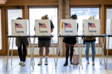 Người Mỹ bỏ phiếu tại địa điểm bỏ phiếu của Vườn bách thảo Olbrich ở Madison, Wisconsin, vào ngày 08/11/2022. (Ảnh: Jim Vondruska/Getty Images)