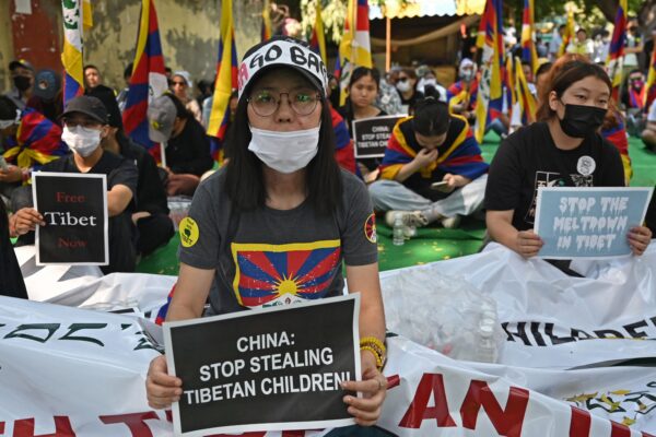 Người Tây Tạng sống lưu vong tụ họp lại để cử hành lễ kỷ niệm cuộc nổi dậy của người Tây Tạng ở New Delhi hôm 10/03/2023. (Ảnh: Arun Sankar/AFP qua Getty Images)