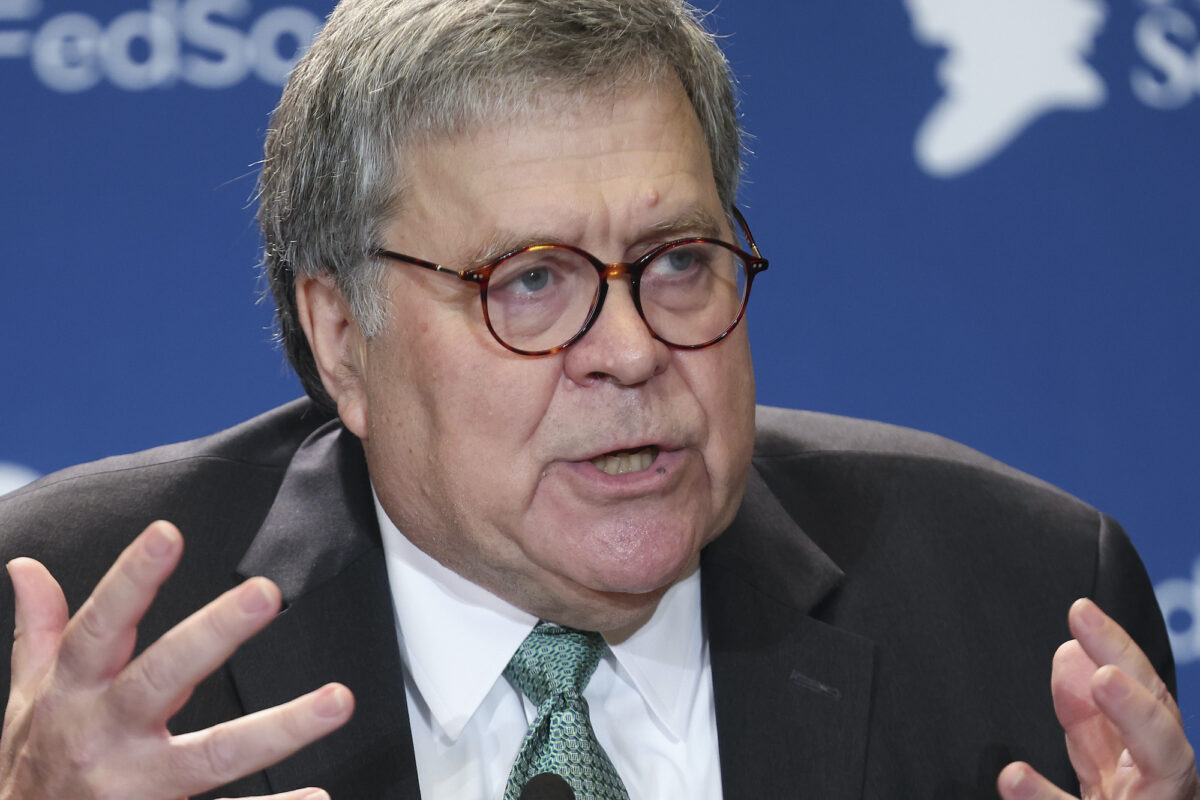 Cựu Tổng Chưởng lý Hoa Kỳ William Barr diễn thuyết tại một cuộc họp của tổ chức The Federalist Society ở thủ đô Hoa Thịnh Đốn, hôm 20/09/2022. (Ảnh: Win McNamee/Getty Images)