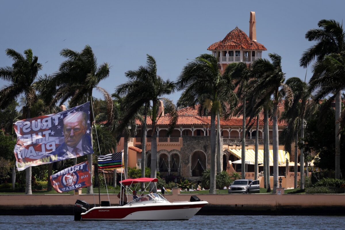 Những người ủng hộ treo cờ trên một con thuyền để thể hiện sự ủng hộ gần dinh thự Mar-a-Lago của cựu Tổng thống Donald Trump ở Palm Beach, Florida, hôm 01/04/2023. (Ảnh: Alex Wong/Getty Images)