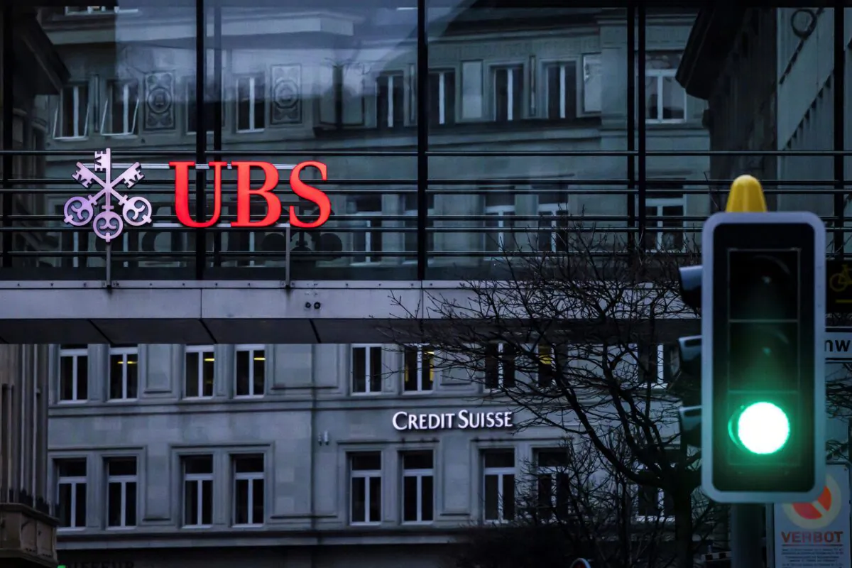 Đèn giao thông chuyển sang màu xanh trước logo của các ngân hàng Thụy Sĩ Credit Suisse và UBS ở Zurich hôm 19/03/2023. (Ảnh: Michael Buholzer/Keystone qua AP)