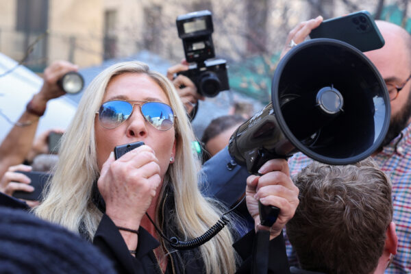 Dân biểu Marjorie Taylor Greene (Cộng Hòa-Georgia) diễn thuyết bên ngoài Tòa án Hình sự Manhattan vào ngày cựu Tổng thống Donald Trump được chỉ định ra hầu tòa hôm 04/04/2023. (Ảnh: Reuters/Caitlin Ochs)