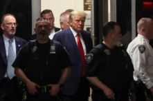 Cựu Tổng thống Hoa Kỳ Donald Trump đến tòa án hình sự Manhattan, sau khi bị đại bồi thẩm đoàn Manhattan truy tố, hôm 04/04/2023. (Ảnh:Reuters/Brendan McDermid)