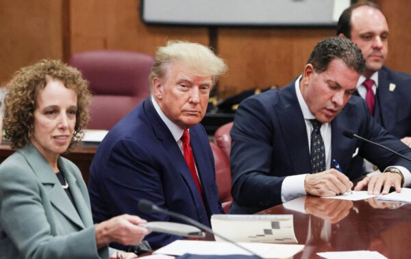 Cựu Tổng thống Hoa Kỳ Donald Trump đi cùng với các thành viên trong nhóm pháp lý của ông, bà Susan Necheles và ông Joe Tacopina, khi ông xuất hiện trong phiên buộc tội về các cáo buộc trong bản cáo trạng truy tố ông trước một đại bồi thẩm đoàn Manhattan, hôm 04/04/2023. (Ảnh: Andrew Kelly/Reuters)