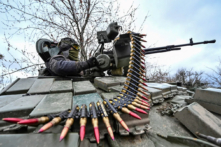 Một quân nhân Ukraine kiểm tra một khẩu súng máy trên một chiếc xe tăng sau khi nạp đạn trong một cuộc tập trận huấn luyện quân sự gần tiền tuyến ở Vùng Zaporizhzhia, Ukraine, hôm 29/03/2023. (Ảnh: Stringer/Reuters)