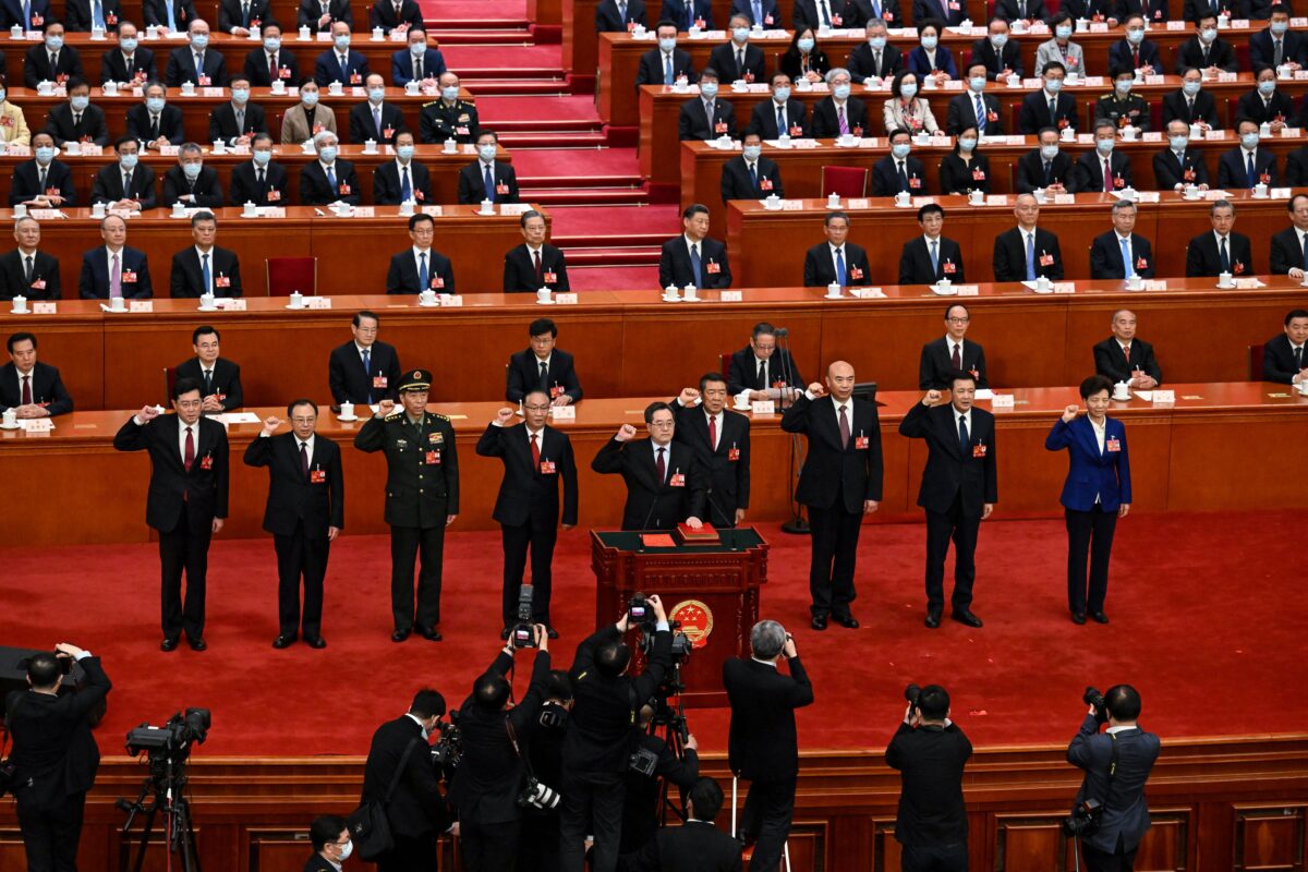 Bộ trưởng Quốc phòng Trung Quốc, Tướng Lý Thượng Phúc (thứ ba từ trái sang) trong số các quan chức cao cấp của ĐCSTQ tuyên thệ nhậm chức tại các vị trí mới của họ trong Đại hội Đại biểu Nhân dân Toàn quốc ở Bắc Kinh hôm 12/03/2023. (Ảnh: Noel Celis/AFP qua Getty Images)