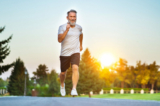 Tuổi tác không phải là nguyên nhân chủ yếu khiến testosterone thấp. (Ảnh: WeAre/Shutterstock)
