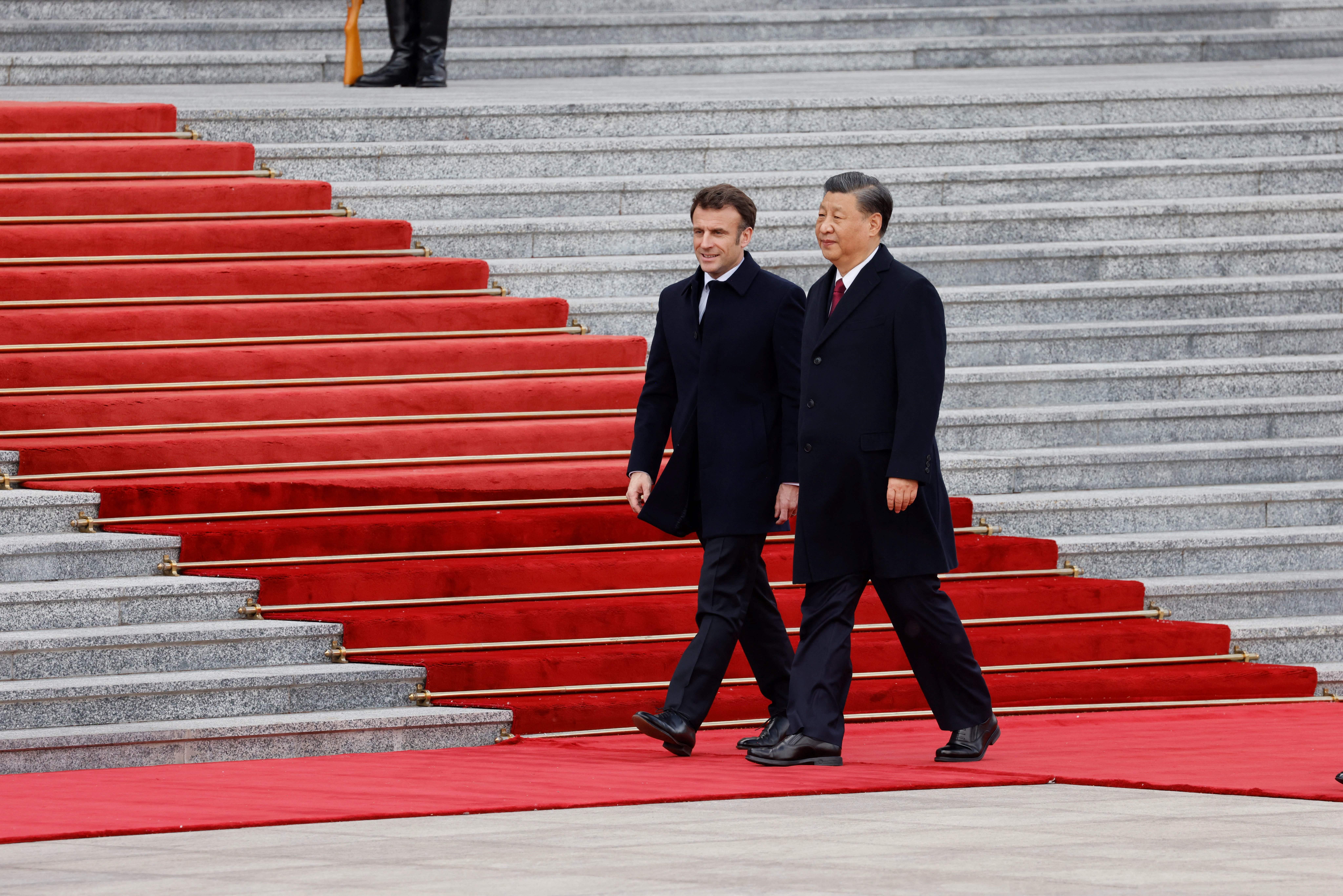 Nhà lãnh đạo Trung Quốc Tập Cận Bình (trái) và Tổng thống Pháp Emmanuel Macron tham dự lễ đón chính thức tại Bắc Kinh, Trung Quốc, hôm 06/04/2023. (Ảnh: Ludovic Marin/AFP qua Getty Images)