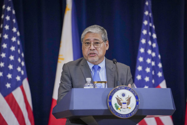 Ngoại trưởng Philippines Enrique Manalo tham dự một cuộc họp báo tại Bộ Ngoại giao ở Hoa Thịnh Đốn hôm 11/04/2023. (Ảnh: Madalina Vasiliu/The Epoch Times)