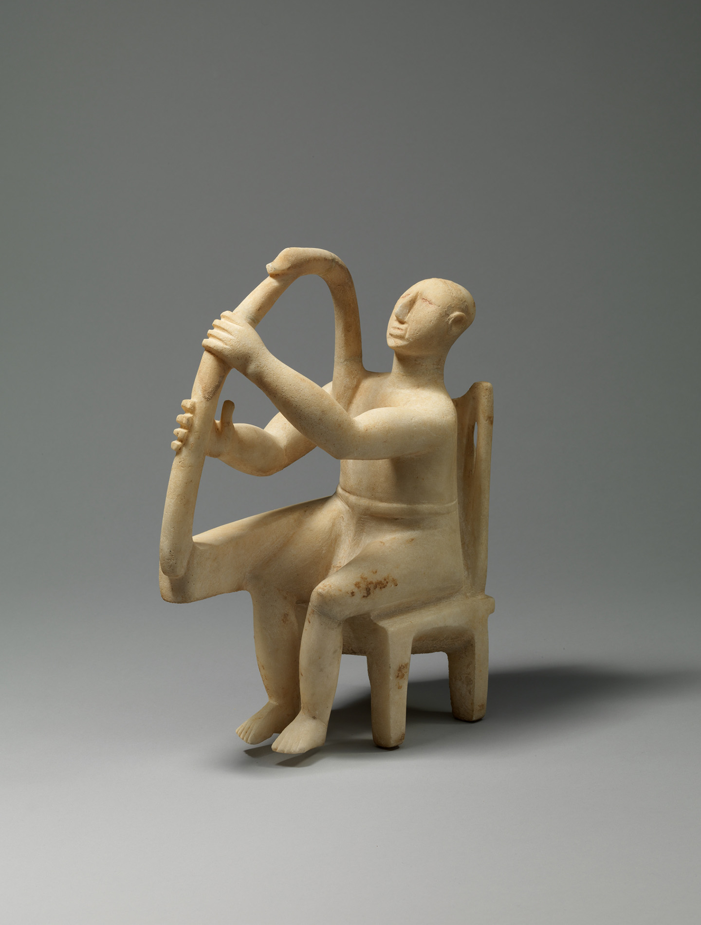 Bức tượng ‘Người chơi hạc cầm ngồi bằng đá cẩm thạch’, niên đại 2800–2700 trước Công Nguyên, thuộc nền văn minh Cyclades. Chất liệu: Đá cẩm thạch. Viện Bảo tàng Nghệ thuật Metropolitan, thành phố New York. (Ảnh: Tài sản công)