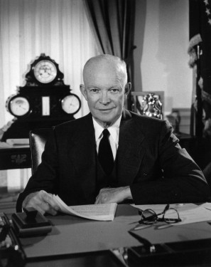 Tổng thống Dwight D. Eisenhower, trong bài diễn văn từ nhiệm trên truyền hình, ông đã cảnh báo về “khu liên hợp công nghiệp-quân sự.” (Ảnh: Tài sản công)