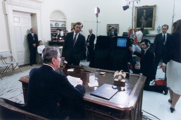 Tổng thống Ronald Reagan, tại bàn làm việc của mình trong Oval Office, đọc bài diễn văn từ nhiệm trước toàn quốc trên đài truyền hình vào năm 1989. (Ảnh: Ronald Reagan Library/Getty Images)