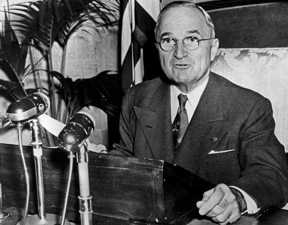 Trong bài diễn văn từ nhiệm của mình trên đài phát thanh vào ngày 15/01/1953, Tổng thống Harry S. Truman đã cảnh báo về sự tà ác của chủ nghĩa cộng sản. Ảnh chụp ảnh khi ông đang tham gia một chương trình phát sóng vào năm 1952. (Ảnh: AL MUTO/AFP qua Getty Images)