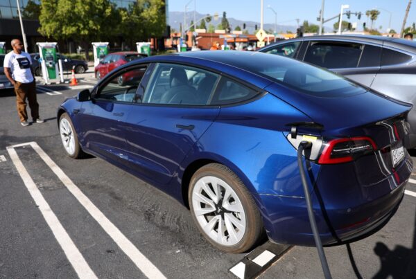 Một chiếc Tesla đang sạc điện tại một trạm Tesla Supercharger ở Pasadena, California, ảnh chụp hôm 14/04/2022 (Ảnh: Mario Tama/Getty Images)