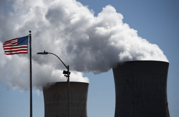 Hơi nước bốc lên từ nhà máy hạt nhân trên Three Mile Island, cùng nhà máy đang vận hành do Exelon Generation điều hành, ở Middletown, Pennsylvania, vào ngày 26/03/2019. (Ảnh: Andrew Caballero-Reynolds/AFP qua Getty Images)