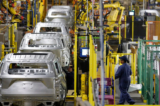 Nhân viên lắp ráp xe hơi tại nhà máy lắp ráp của Ford ở Chicago, Illinois, hôm 24/06/2019. (Ảnh: Jim Young/AFP qua Getty Images)