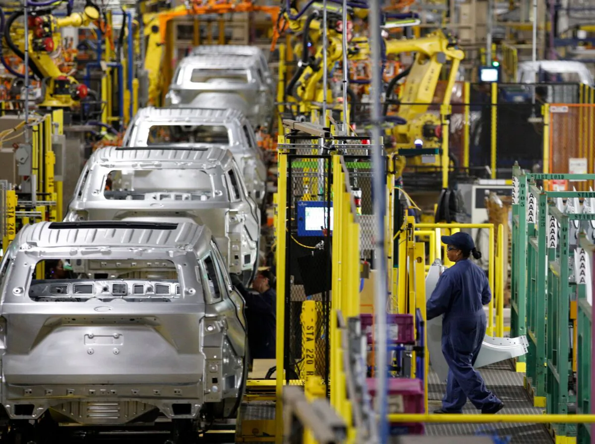 Nhân viên lắp ráp xe hơi tại nhà máy lắp ráp của Ford ở Chicago, Illinois, hôm 24/06/2019. (Ảnh: Jim Young/AFP qua Getty Images)