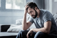 Cảm thấy xuống tinh thần hoặc tâm trạng kém là biểu hiện chính của những người bị trầm cảm. (Ảnh: YAKOBCHUK VIACHESLAV/Shutterstock)
