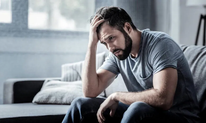 Cảm thấy xuống tinh thần hoặc tâm trạng kém là biểu hiện chính của những người bị trầm cảm. (Ảnh: YAKOBCHUK VIACHESLAV/Shutterstock)