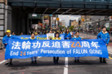Các học viên Pháp Luân Công tham gia cuộc diễn hành tại khu phố Flushing, Queens, New York, hôm 23/04/2023, kêu gọi chấm dứt cuộc bức hại đức tin do Đảng Cộng sản Trung Quốc gây ra. (Ảnh: Chung I Ho/The Epoch Times)