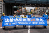 Các học viên Pháp Luân Công tham gia cuộc diễn hành tại khu phố Flushing, Queens, New York, hôm 23/04/2023, kêu gọi chấm dứt cuộc bức hại đức tin do Đảng Cộng sản Trung Quốc gây ra. (Ảnh: Chung I Ho/The Epoch Times)