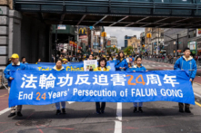Các học viên Pháp Luân Công tham gia cuộc diễn hành tại khu phố Flushing, Queens, New York, hôm 23/04/2023, kêu gọi chấm dứt cuộc bức hại đức tin do Đảng Cộng sản Trung Quốc gây ra. (Ảnh: Chung I Ho/The Epoch Times)