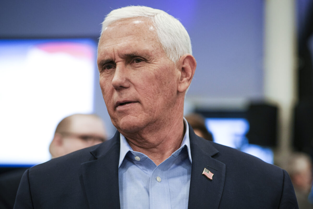 Cựu Phó Tổng thống Mike Pence gặp gỡ các vị khách tại Liên minh Niềm tin và Tự do Iowa ở Clive, Iowa, hôm 22/04/2023. (Ảnh: Madalina Vasiliu/The Epoch Times)