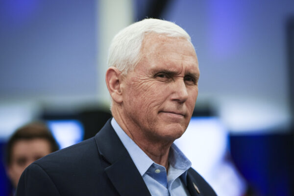 Cựu Phó Tổng thống Mike Pence gặp gỡ các vị khách mời tại Liên minh Niềm tin & Tự do Iowa ở Clive, Iowa, hôm 22/04/2023. (Ảnh: Madalina Vasiliu/The Epoch Times)