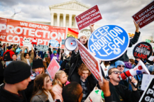 Các nhà hoạt động ủng hộ sự sống và ủng hộ phá thai giương cao các biểu ngữ có quan điểm đối lập trong cuộc biểu tình March for Life (Cuộc tuần hành vì Sự sống) thường niên lần thứ 50 trước Tối cao Pháp Viện Hoa Kỳ ở Hoa Thịnh Đốn hôm 20/01/2023. (Ảnh: Chip Somodevilla/Getty Images)
