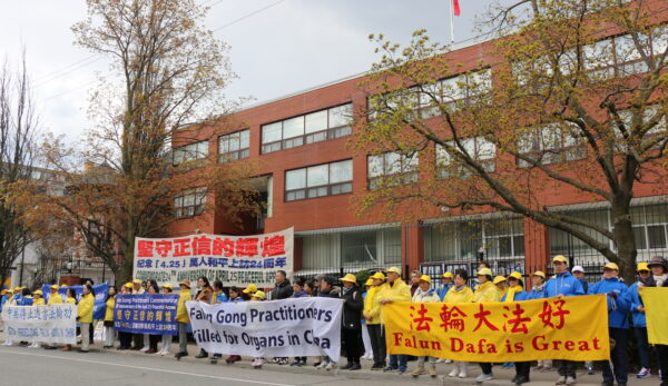 Học viên Pháp Luân Công tập trung bên ngoài Lãnh sự quán Trung Quốc tại Toronto trong một cuộc biểu tình hôm 25/04/2023 để kỷ niệm cuộc thỉnh nguyện ôn hòa ở Bắc Kinh 24 năm về trước, ngày 25/04/1999, với hàng ngàn người Trung Quốc tham dự cuộc thỉnh nguyện đó. (Ảnh: Andrew Chen/The Epoch Times)