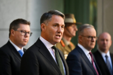 Phó Thủ tướng kiêm Bộ trưởng Quốc phòng Úc Richard Marles nói với giới truyền thông trong một cuộc họp báo sau khi công bố Đánh giá Chiến lược Quốc phòng tại Tòa nhà Nghị viện ở Canberra, Úc, hôm 24/04/2023. (Ảnh: AAP Image/Lukas Coch)