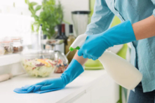 Các nghiên cứu cho thấy việc làm sạch bằng men vi sinh có vẻ hiệu quả hơn nhiều so với các chất khử trùng công nghiệp dựa trên clo. (Ảnh: Shutterstock)