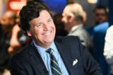 Ông Tucker Carlson trong lễ trao giải FOX Nation Patriot Awards 2022 tại Hard Rock Live trong Khách sạn và Sòng bạc Seminole Hard Rock Hollywood ở Florida, vào ngày 17/11/2022. (Ảnh: Jason Koerner/Getty Images)