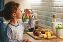 Trẻ nhỏ tiếp xúc với fluoride nhiều hơn người lớn 3 đến 4 lần. (Ảnh: Evgeny Atamanenko/Shutterstock)
