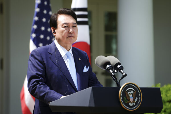 Tổng thống Nam Hàn Yoon Suk Yeol diễn thuyết trong cuộc họp báo tại hoa viên của Tòa Bạch Ốc ở Hoa Thịnh Đốn hôm 26/04/2023. (Ảnh: Madalina Vasiliu/The Epoch Times)