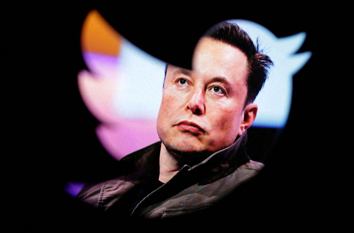 Ảnh của ông Elon Musk được nhìn thấy qua một logo Twitter trong hình minh họa này, hôm 28/10/2022. (Ảnh: Dado Ruvic/Reuters, File Photo)