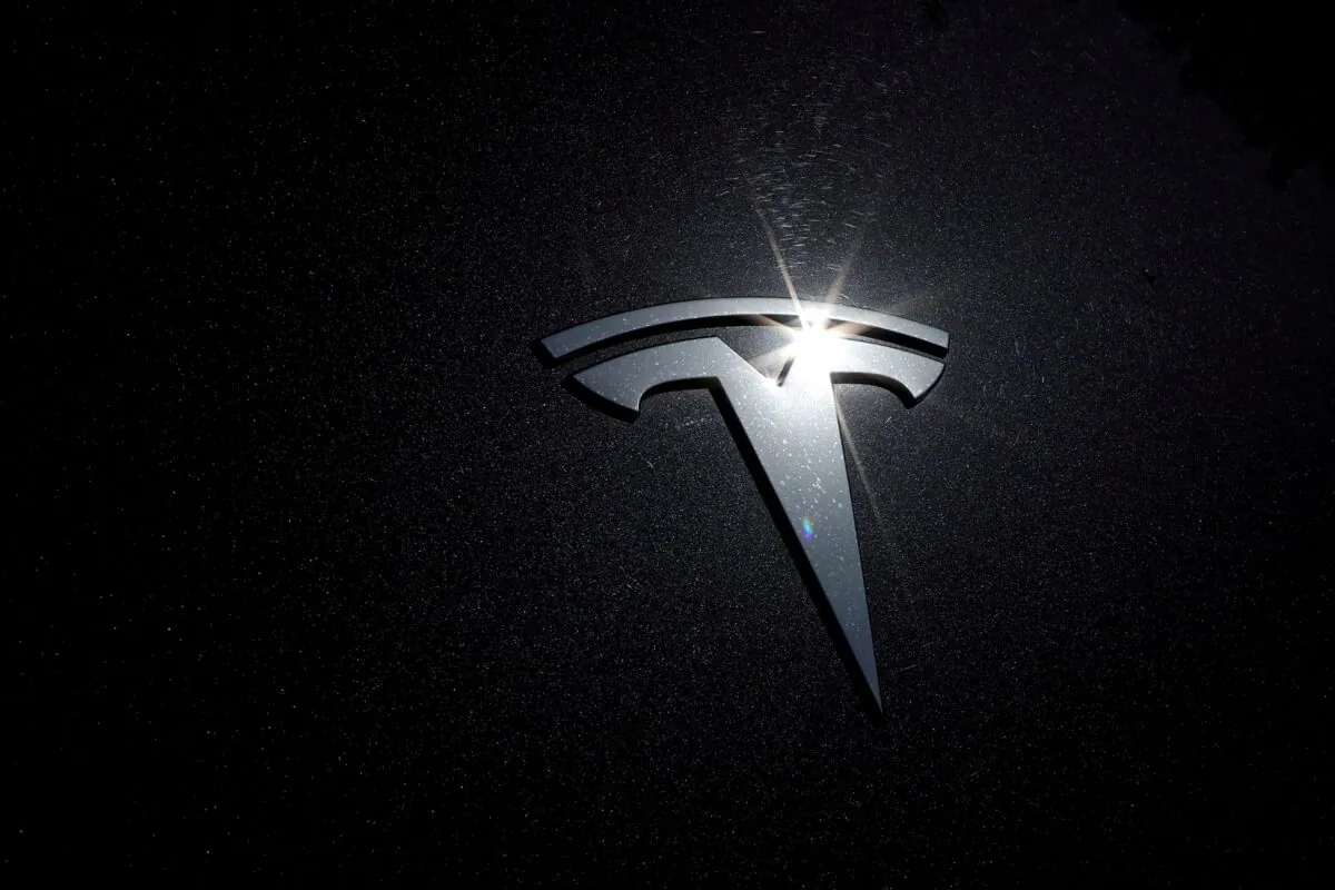 Logo của Tesla trên một chiếc xe hơi ở Los Angeles vào ngày 09/07/2020. (Ảnh: Lucy Nicholson/Reuters)